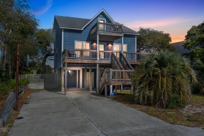 Walk to Beach Private Deck Family Fun