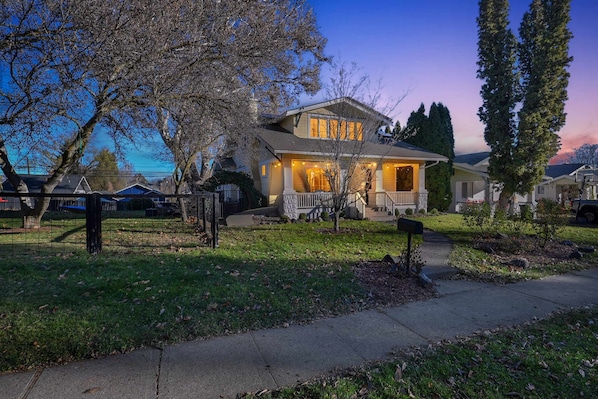 House, Accessible | 4 bedrooms - Historic Yakima Home 4BR Office Backyard Oasis (Yakima)