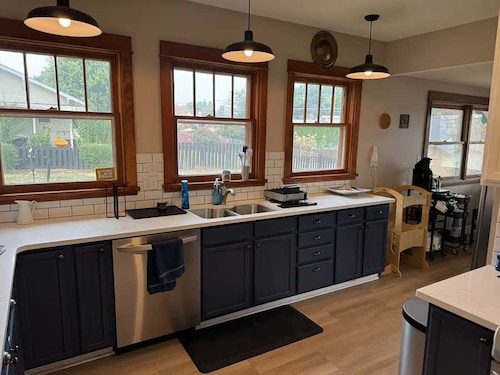 Historic Yakima Home 4BR Office Backyard Oasis