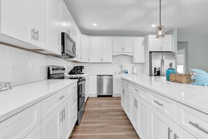 Villa | Private kitchen - Walk to Beach Pool Ocean View Parking Bunk Beds (Holly Ridge)