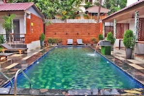 Outdoor pool - Bay Boutique by Nebesa Suites (Calangute)