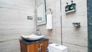 Ein modernes Badezimmer mit Toilette, Waschtisch mit Holzablage und Spiegel.