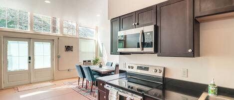 Réfrigérateur, four à micro-ondes, surface de cuisson, cafetiÚre-théiÚre