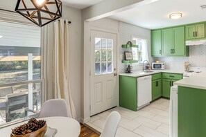 Fridge, microwave, stovetop, dishwasher - 2 Blocks to AT&T Stadium: Sports Fan Headquarters! (Arlington)