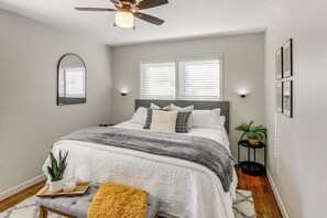 2 bedrooms, iron/ironing board, travel cot, Internet - 2 Blocks to AT&T Stadium: Sports Fan Headquarters! (Arlington)