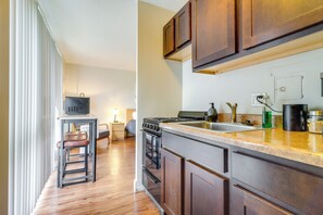 Refrigerador, microondas, parrilla de estufa y cafetera y tetera