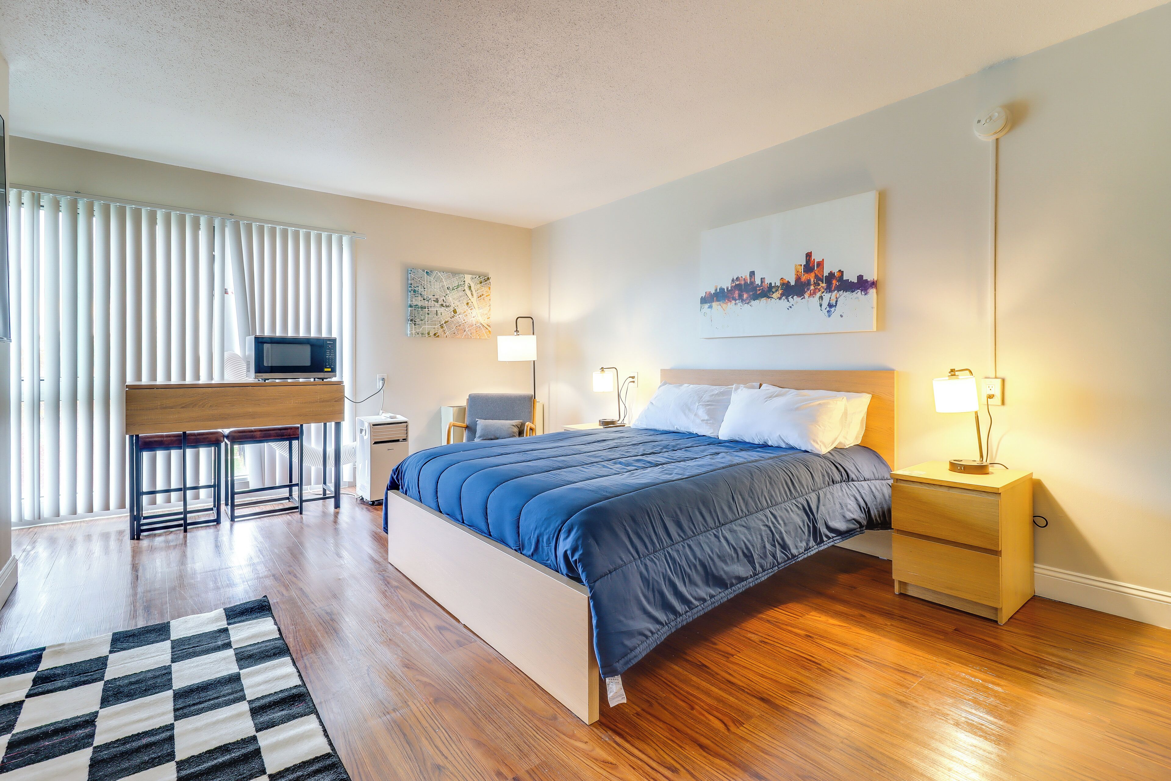 Escritorio, tabla de planchar con plancha, internet y ropa de cama 