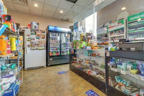 Gift shop - 1 Mi to Ford Field: Pet-Friendly Detroit Getaway! (Detroit)