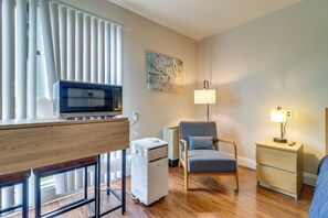 Interior - 1 Mi to Ford Field: Pet-Friendly Detroit Getaway! (Detroit)