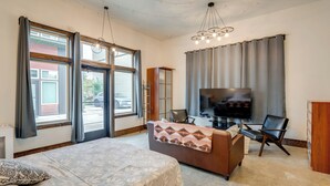 A modern hotel room with a large bed, a sofa, a TV, and a dining area. - 3 Blocks to Dtwn! Cozy Sedro-Woolley Retreat! (Sedro-Woolley)