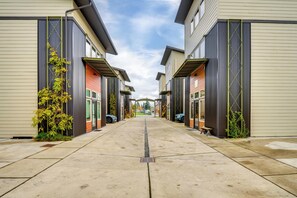 Property grounds - 3 Blocks to Dtwn! Cozy Sedro-Woolley Retreat! (Sedro-Woolley)