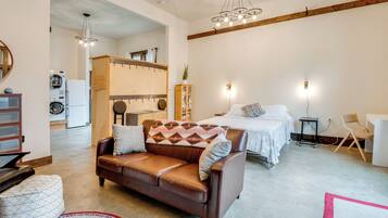 Iron/ironing board, internet, bed sheets