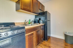 ثلاجة، ميكروويف، موقد طهي مسطح، ماكينة لصنع القهوة/الشاي