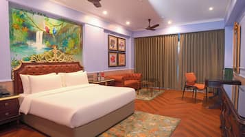 Schreibtisch, laptopgeeigneter Arbeitsplatz, Bügeleisen/Bügelbrett