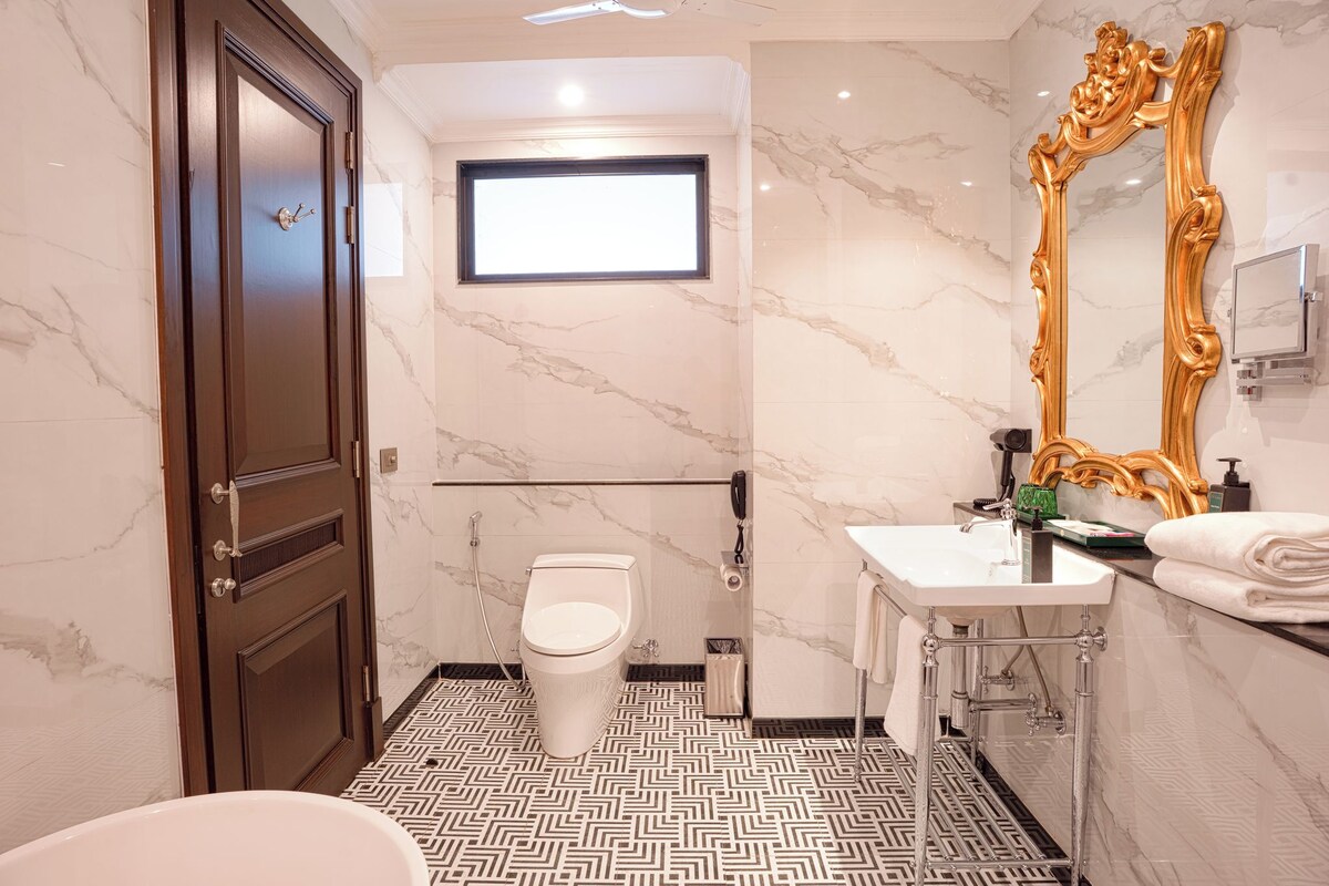 Kamar mandi | Bathtub dan shower terpisah, pengering rambut, jubah mandi, dan sandal