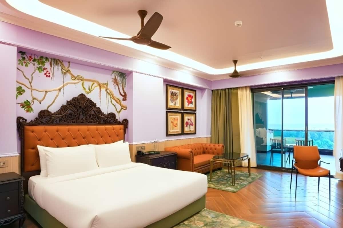 Desk, laptop workspace, iron/ironing board, free WiFi