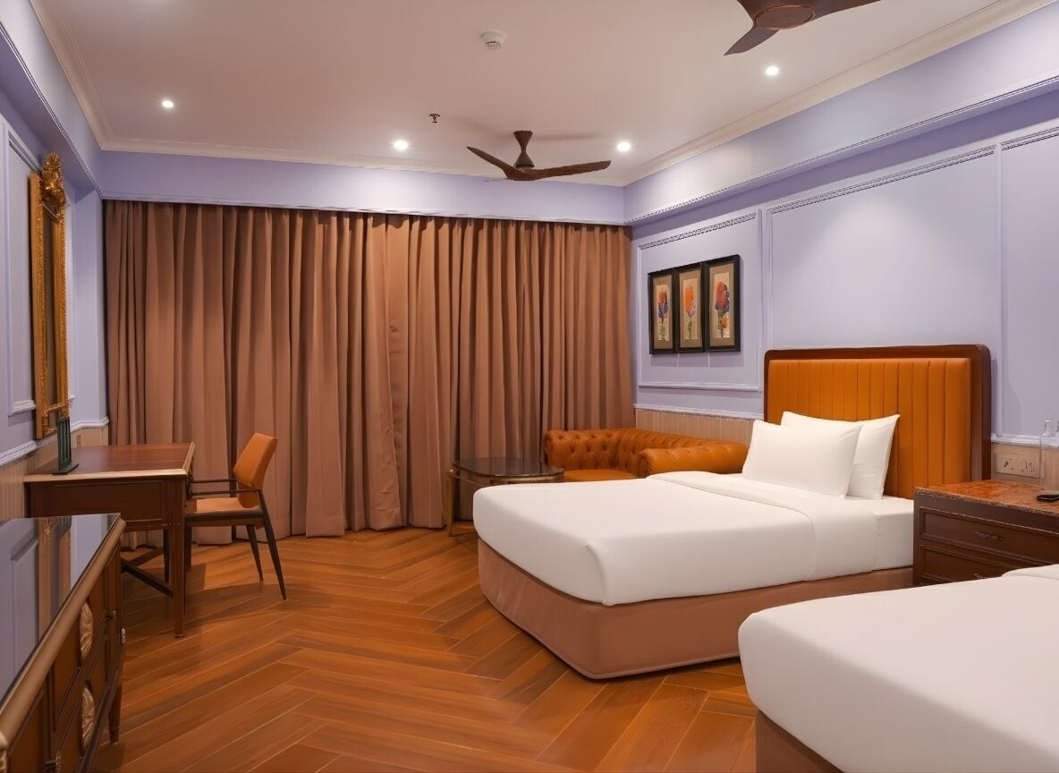 Kamar Twin Eksekutif | Meja kerja, ruang kerja ramah laptop, dan setrika/meja setrika