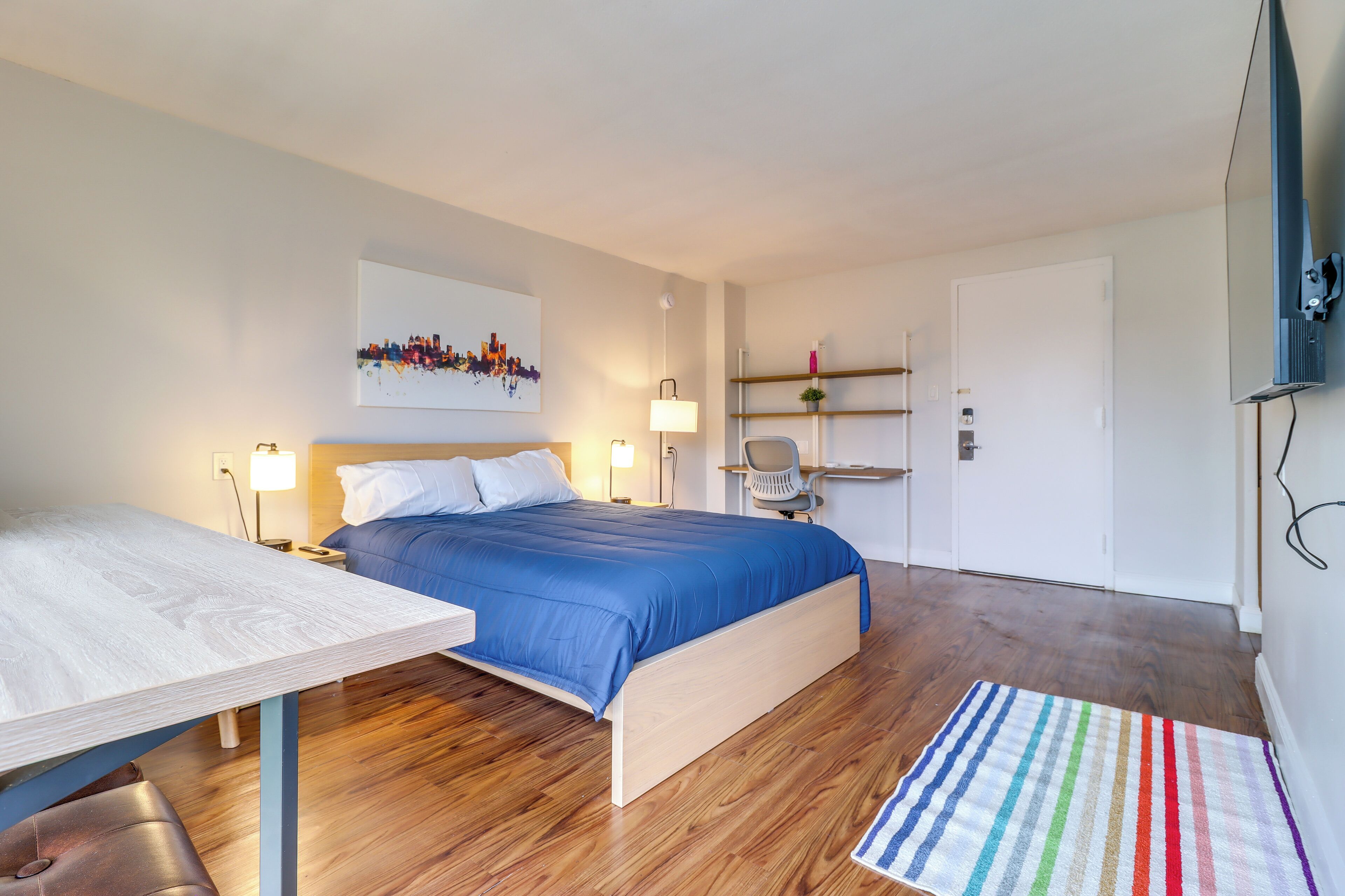 办公桌、熨斗/熨衣板、上网接入、床单