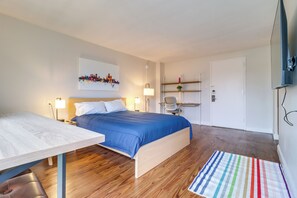 Desk, iron/ironing board, internet, bed sheets - Detroit Gem: Walk to Stadiums, Parks & Hospitals (Detroit)