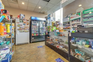 Gift shop - Detroit Gem: Walk to Stadiums, Parks & Hospitals (Detroit)