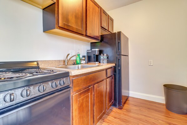 Fridge, microwave, stovetop, coffee/tea maker - Detroit Gem: Walk to Stadiums, Parks & Hospitals (Detroit)