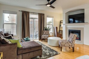 TV, fireplace - 1 Mi to Dtwn Cincinnati: Spacious Townhome w/ Deck (Cincinnati)