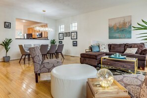 TV, fireplace - 1 Mi to Dtwn Cincinnati: Spacious Townhome w/ Deck (Cincinnati)