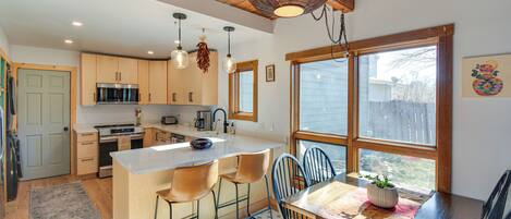 Refrigerador, microondas, placa de cocina, lavavajillas