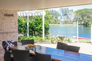 تناول الطعام بالخارج