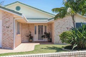 تفاصيل الفندق من الخارج