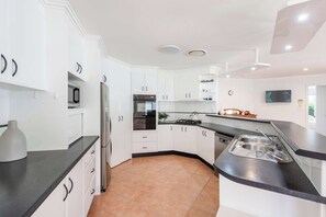 Jääkaappi, mikroaaltouuni, uuni, liesi