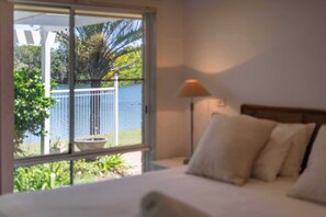 4 عدّة غرف نوم ومكواة/لوح كي وواي فاي وملاءات أسرّة