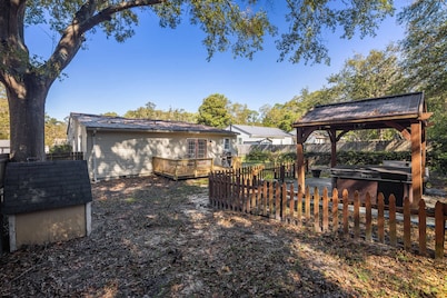 Hot Tub BBQ Retreat Spacious Backyard Pet-friendly