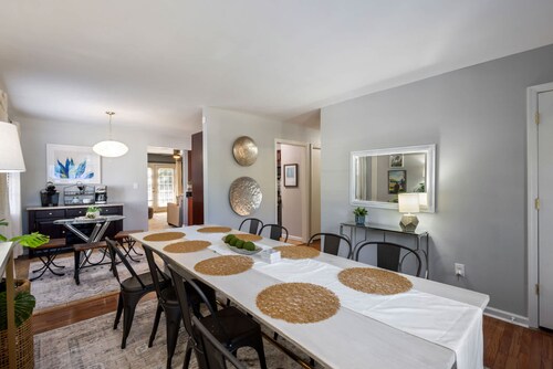 Hot Tub BBQ Retreat Spacious Backyard Pet-friendly