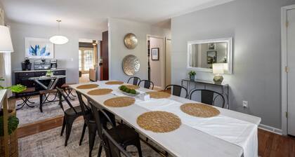 Hot Tub BBQ Retreat Spacious Backyard Pet-friendly