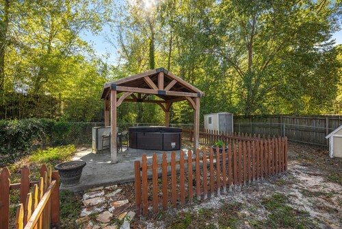Hot Tub BBQ Retreat Spacious Backyard Pet-friendly