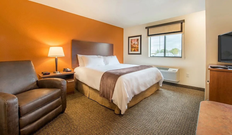 Extended Stay Comfort With Full Kitchen, Pet-friendly & Grilling Pavilion - Marquette, MI