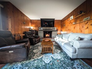 Smart TV - Serene 2-bedroom [sleeps up to 8] lake house on private lake (Delevan)
