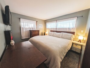 2 bedrooms, free WiFi, bed sheets - Serene 2-bedroom [sleeps up to 8] lake house on private lake (Delevan)