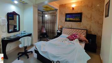 Economy Double Room, Balcony, City View | Bathroom | Bathtub, free toiletries, towels, soap