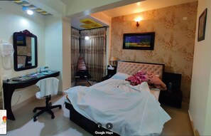 Economy Double Room, Balcony, City View | Bathroom | Bathtub, free toiletries, towels, soap