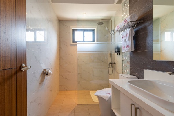 Executive Room | Bathroom | Shower, hair dryer, slippers, bidet