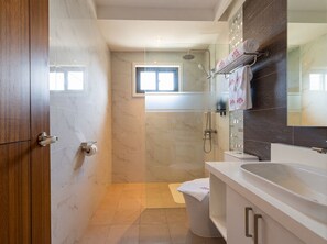 Executive Room | Bathroom | Shower, hair dryer, towels, soap - Doña Manor Boutique Hotel (Olongapo)