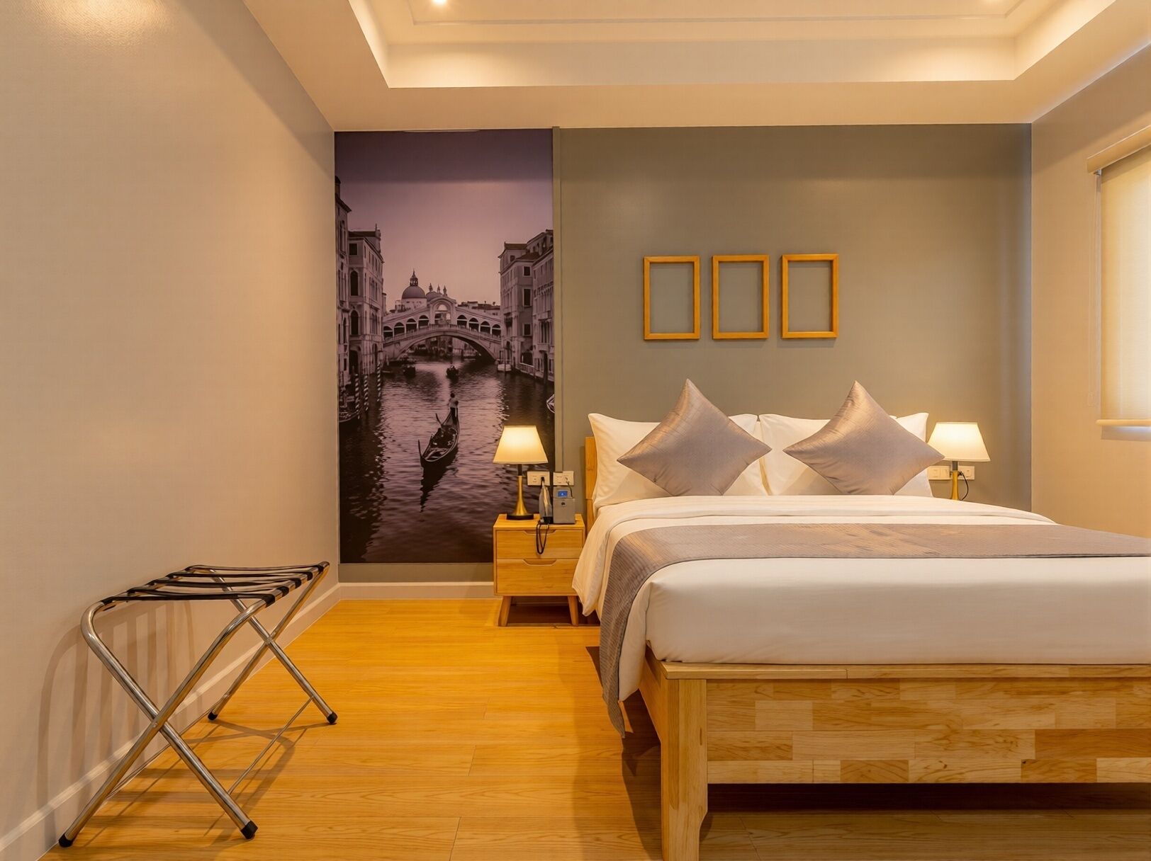 Minibar, desk, laptop workspace, free WiFi
