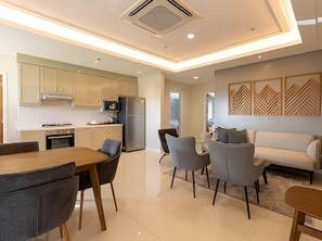 Presidential Cabin | Living area - Doña Manor Boutique Hotel (Olongapo)