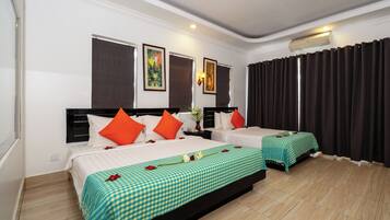 Deluxe-Doppel- oder -Zweibettzimmer, Balkon, Stadtblick | Zimmersafe, Schreibtisch, kostenloses WLAN