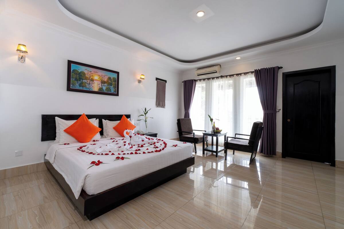 Deluxe-Doppel- oder -Zweibettzimmer, Balkon, Stadtblick | Zimmersafe, Schreibtisch, kostenloses WLAN