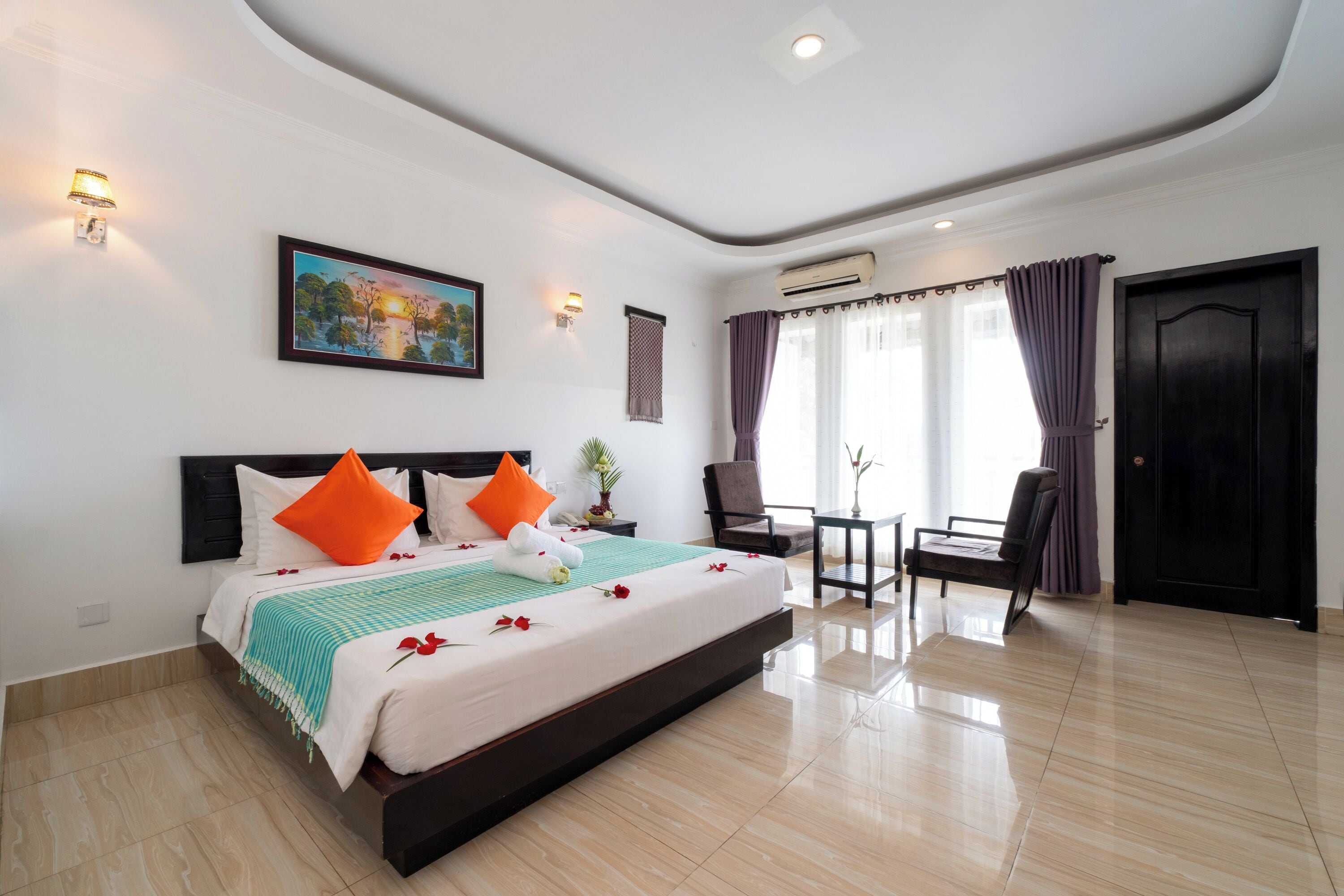 ミニバー、セーフティボックス (室内)、デスク、WiFi (無料)