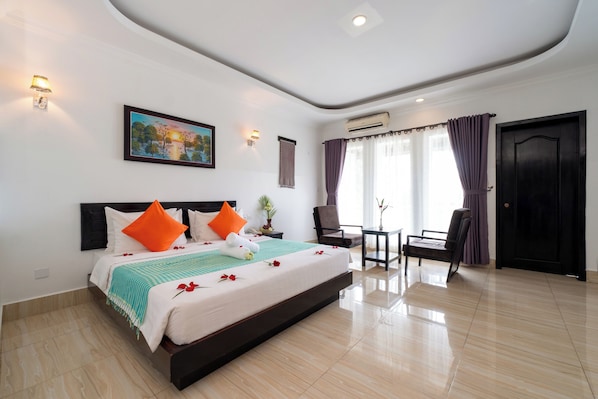 Minibar, brankas, meja kerja, dan Wi-Fi gratis