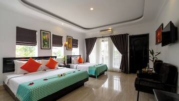 Family Triple Room, Balcony, City View | Bar mini, peti besi dalam bilik, meja, Wi-fi percuma